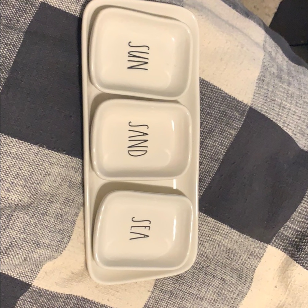 Rae Dunn dish/platter set